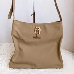 AIGNER✨️アイグナー　ナイロン　ショルダーバッグ　金具ロゴ　ベージュ