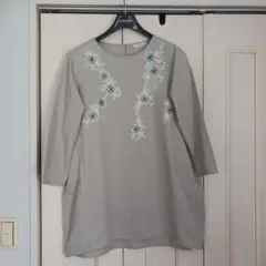 美品　artipur 刺繍入りベージュ7分袖チュニック
