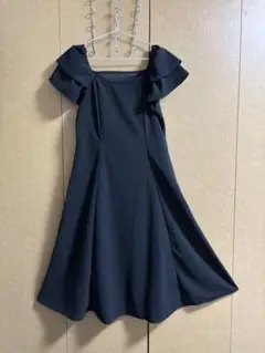 フリル付きオフショルダー黒ワンピース