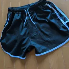 黒のジャージパンツ サイド白ライン