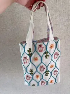 くまさんとお花と木の刺繍のミニバッグ