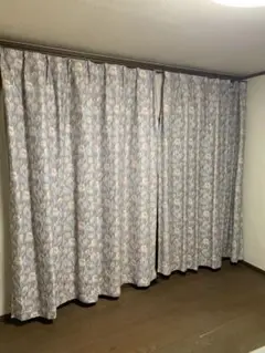 チューリップ模様のカーテン