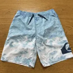 クイックシルバー　青と白の波模様 水着 男の子用