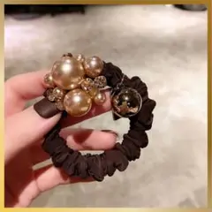 パール付きヘアゴム シュシュ　可愛い　ビジュー　上品 ブラウン 結婚式パーティー