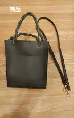 ツイストハンドルのスクエアミニショルダー
