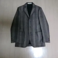 スタンドカラーにもなるコートみたいなjacketです。