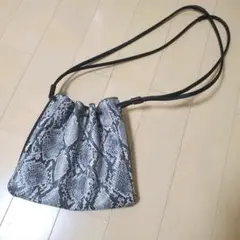 【HALIN】フェイクレザー　ショルダーバッグ　パイソン柄　巾着バッグ