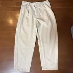 クリーム色 スラックス ゆったりフィット