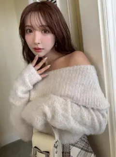 オフショルダー モヘア風ニット セーター