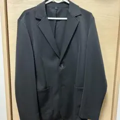 黒のテーラードジャケット