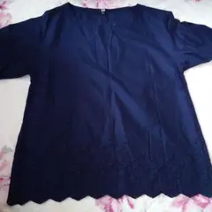 UNIQLO　ネイビー刺繍半袖トップス