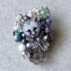 34.頬にお手てを添える猫　チェコビーズ　刺繍ブローチ