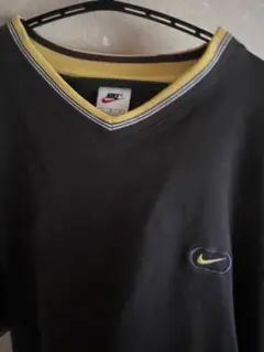 Nike 黒/黄色 VネックTシャツ