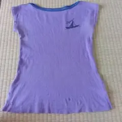 紫色のノースリーブTシャツ