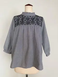 刺繍入り　フリル襟　五分袖シャツ