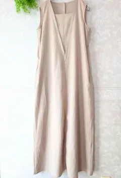 ベージュ ブラウンノースリーブ ロングワンピース　後ボタン　シンプル上品