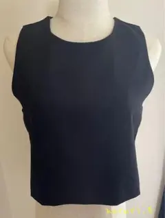 黒のノースリーブトップス