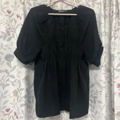 黒のギャザー入り半袖シャツ
