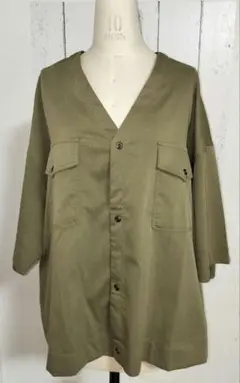 オリーブ色 Vネック BOXシルエット 半袖シャツ