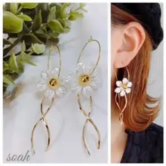 327＊ホワイトフラワー ひねりスティック フープピアス