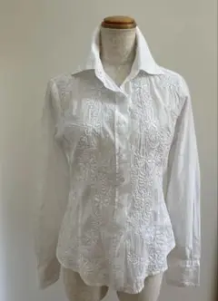 L'ALTRAMOBA 刺繍入りホワイト長袖シャツ