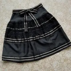 美品TO BE CHIC シャンタン生地　ふんわりスカート　リボン付　40 黒