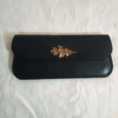 黒 レザー 長財布 葉の真鍮金具装飾