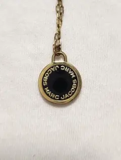 MARC JACOBS ロゴ入りゴールドネックレス