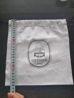 DIPTYQUE ロゴ入り巾着袋 約26×25