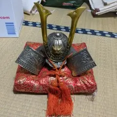 インテリア　置物　金属製兜　新築祝い　座布団＆房付き