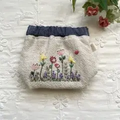 【260】ハンドメイド　刺繍バネ口ポーチ