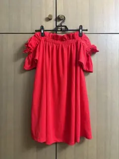 赤いオフショルダー ミニワンピース