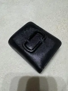 黒の二つ折り財布 合成皮革製
