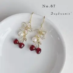 夏✳︎さくらんぼとワイヤーフラワーピアス　ダークチェリー　フルーツ