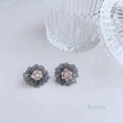 くすみブルーのお花ピアス＊淡色で大人可愛い