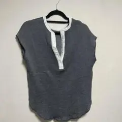 ノースリーブ Tシャツ グレーとホワイト ストライプ