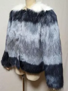 本日最終!「ZARA」白×グレー×黒!エコファふわふわジャケットです