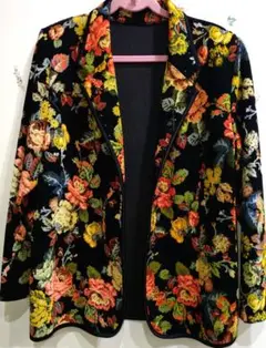 H-4 DIO 上品　黒に薔薇の花柄ドジャケット ラインストーン付　伸縮性有り