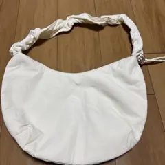 ホワイト ショルダーバッグ