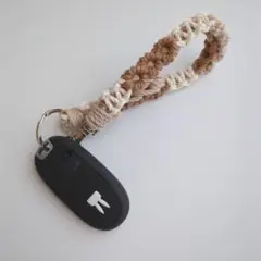 【ハンドメイド】マクラメキーリング ベージュ・ブラウン系