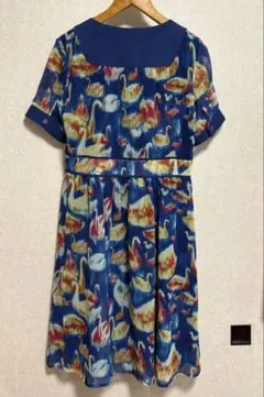 【週末セール】個性的ワンピース 青 スワン柄 ローラアシュレイ