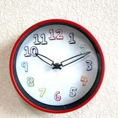 レトロポップ掛け時計　カラフル数字×赤縁フレームで空間に遊び心を