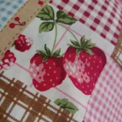 ストロベリーとチェリーのプリント生地