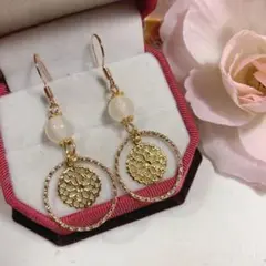 新品未使用 小ぶりホワイトガラス×ゴールドサークル ピアス
