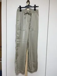 アーバンリサーチ　イージーパンツ　サテン　ベージュ