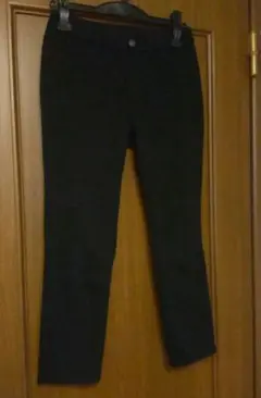 ユニクロUNIQLO黒パンツ