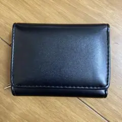 黒の三つ折り財布 ファスナー付き