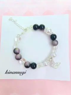 蝶のチャーム付きガラスビーズブレスレット