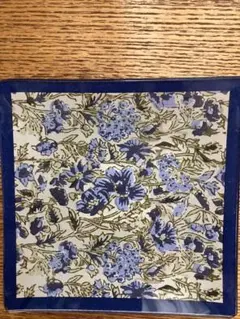 青い花柄の正方形ガラストレイ