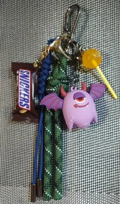 ハンドメイド　バックチャーム　じゃらじゃらキーホルダー　パラコード　モンスター